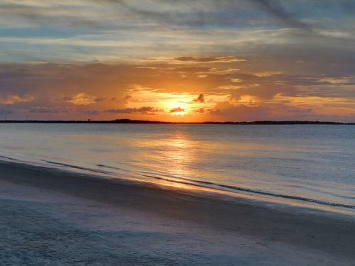Ocean Views, Steps To Beach, Heated Pool Access! By Southern Belle Tybee