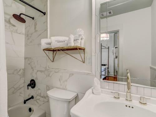 Gordon Inn Gorgeous Designer Apartments, Heated Pool Access, Walk Everywhere!