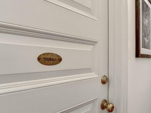 Gordon Inn Gorgeous Designer Apartments, Heated Pool Access, Walk Everywhere!