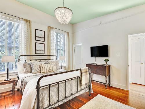 Gordon Inn Gorgeous Designer Apartments, Heated Pool Access, Walk Everywhere!