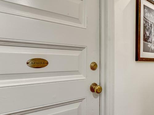 Gordon Inn Gorgeous Designer Apartments, Heated Pool Access, Walk Everywhere!