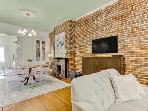 Gordon Inn Gorgeous Designer Apartments, Heated Pool Access, Walk Everywhere!