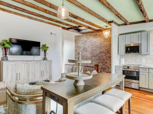 Gordon Inn Gorgeous Designer Apartments, Heated Pool Access, Walk Everywhere!