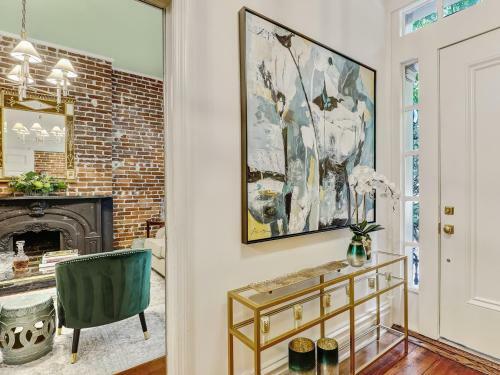Gordon Inn Gorgeous Designer Apartments, Heated Pool Access, Walk Everywhere!