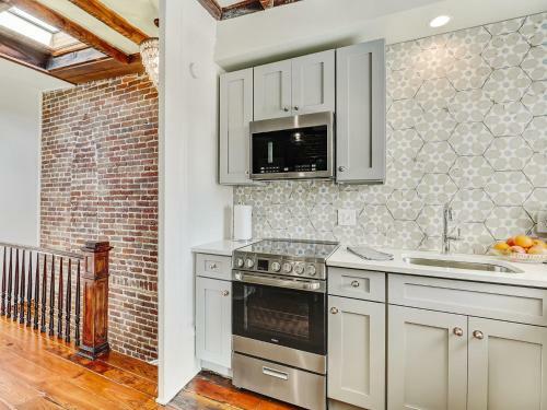 Gordon Inn Gorgeous Designer Apartments, Heated Pool Access, Walk Everywhere!
