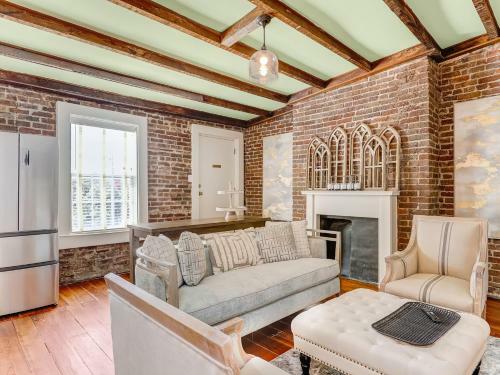 Gordon Inn Gorgeous Designer Apartments, Heated Pool Access, Walk Everywhere!