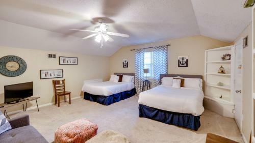 The Cozy Coastal Cottage Beach & Downtown Fun