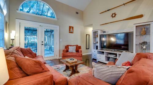The Cozy Coastal Cottage Beach & Downtown Fun