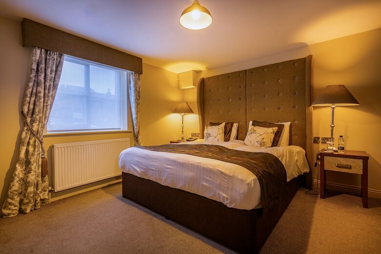 Hotel The Feathers