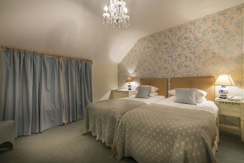Hotel The Feathers