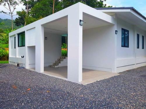 Belle Villa R�cente 95m2 Au Calme Avec Piscine