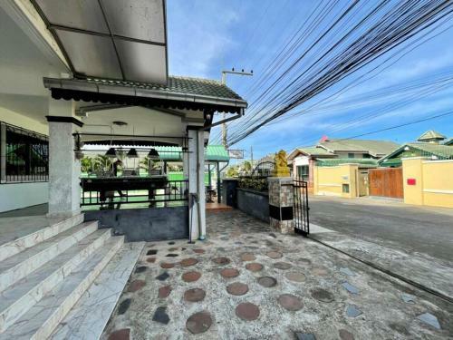 Hostal Kaewthip Family&pool