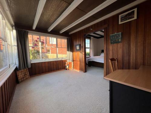 Peaceful Light-filled Private Room In Sandy Bay's Heart