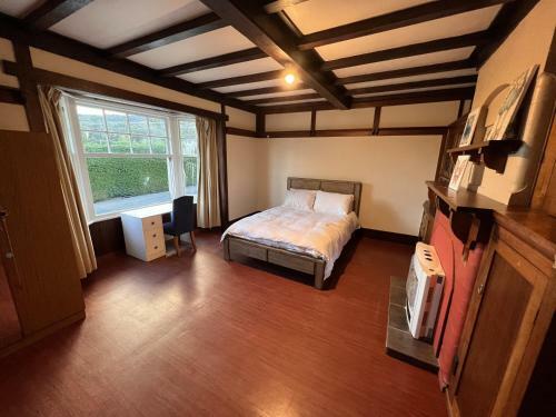 Peaceful Light-filled Private Room In Sandy Bay's Heart