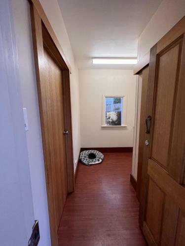 Peaceful Light-filled Private Room In Sandy Bay's Heart