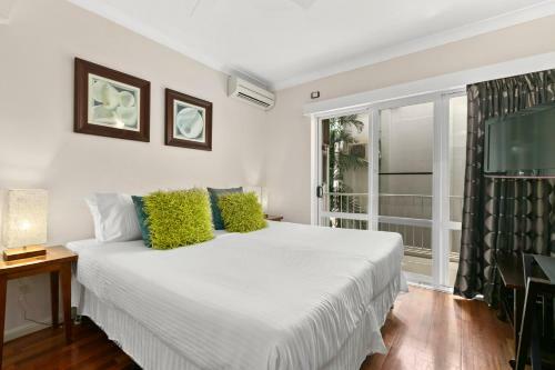 Belle Escapes - Absolute Beachfront 2 Bedroom Apartment Alamanda Resort "28"