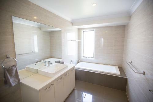 Heated Pool - Peaceful And Relaxing Beachside Family Entertainer