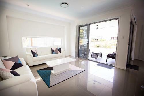 Heated Pool - Peaceful And Relaxing Beachside Family Entertainer