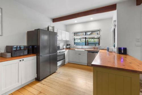 Garden Oasis-1 Min From The Beach & Pet Friendly!