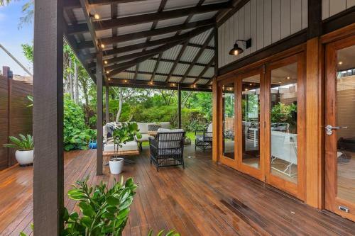 Garden Oasis-1 Min From The Beach & Pet Friendly!