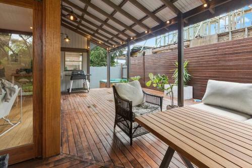 Garden Oasis-1 Min From The Beach & Pet Friendly!