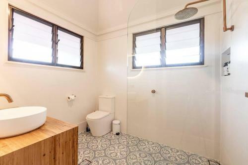 Garden Oasis-1 Min From The Beach & Pet Friendly!