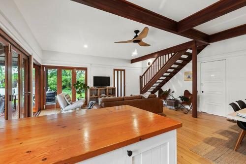 Garden Oasis-1 Min From The Beach & Pet Friendly!
