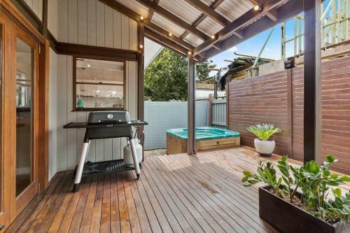 Garden Oasis-1 Min From The Beach & Pet Friendly!