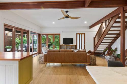 Garden Oasis-1 Min From The Beach & Pet Friendly!