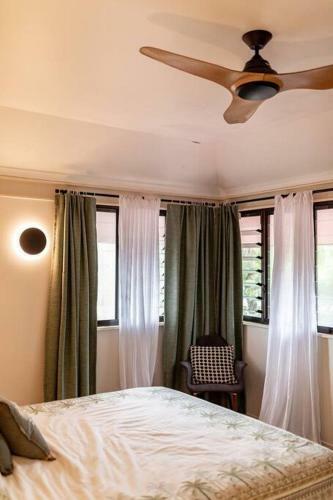 Garden Oasis-1 Min From The Beach & Pet Friendly!