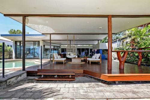 Stylish Beachfront House With Private Pool