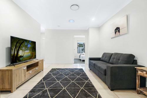Luxury 5br Home With Magnesium Pool & Spa With Water Views