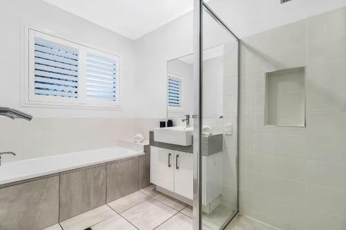 Luxury 5br Home With Magnesium Pool & Spa With Water Views