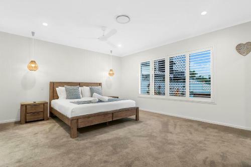 Luxury 5br Home With Magnesium Pool & Spa With Water Views