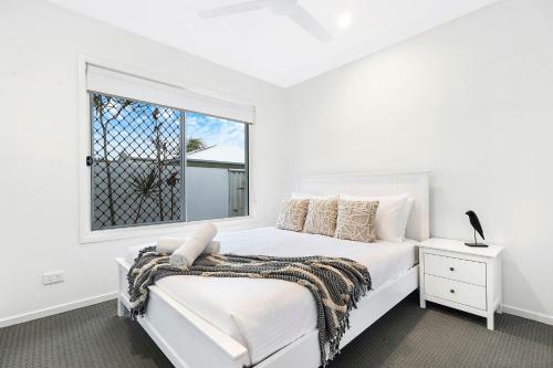Luxury 5br Home With Magnesium Pool & Spa With Water Views
