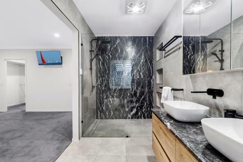 Luxury 5br Home With Magnesium Pool & Spa With Water Views