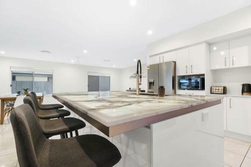 Luxury 5br Home With Magnesium Pool & Spa With Water Views