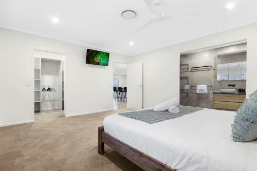 Luxury 5br Home With Magnesium Pool & Spa With Water Views