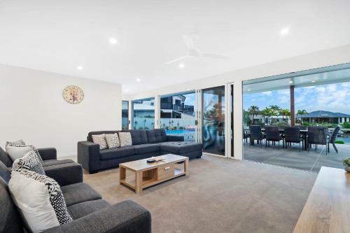 Luxury 5br Home With Magnesium Pool & Spa With Water Views