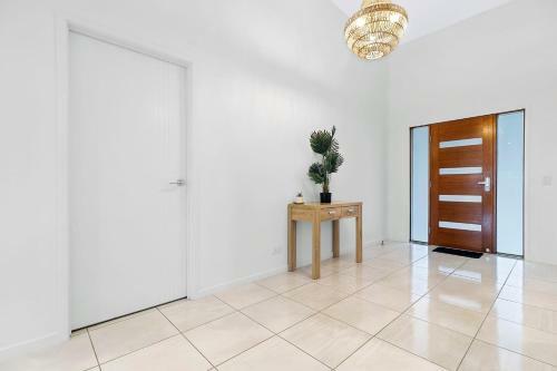 Luxury 5br Home With Magnesium Pool & Spa With Water Views