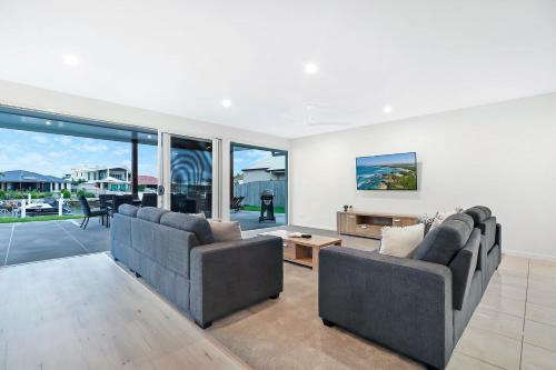 Luxury 5br Home With Magnesium Pool & Spa With Water Views