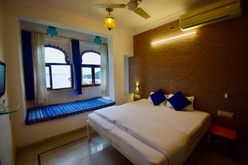 One Light Hostel