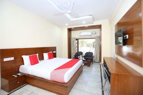 Capital O 12767 Hotel Grand Chinar