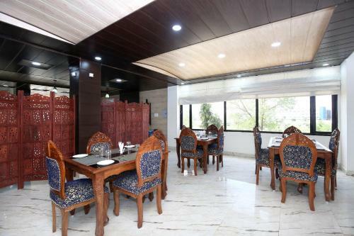 Capital O 12767 Hotel Grand Chinar