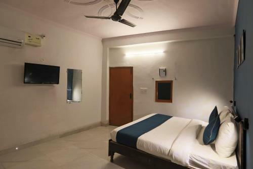 Oyo Flagship 77712 New Hotel Royal King 2
