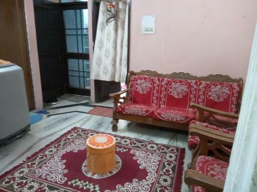 Affordable Private Room With Balcony At Sector 12 Block-v