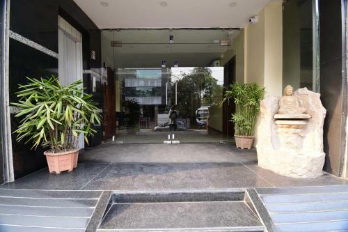 Vaccinated Staff- Collection O 80711 Hotel Ambika Grand