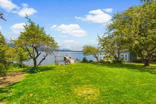 Calm Waters Lakeside Cabin