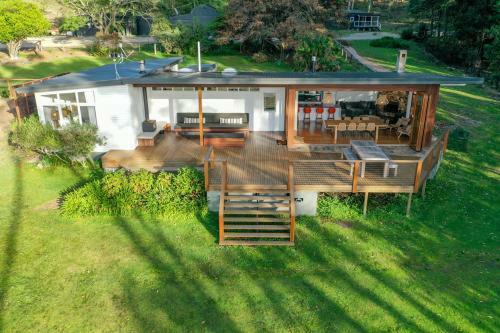 Hotel Pebbly Beach Escape