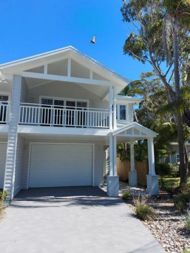 'shelly Beach Horizon' Coastal Beach House